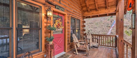 Cherry Log Vacation Rental | 1BR | 1BA | 500 Sq Ft | Steps Required