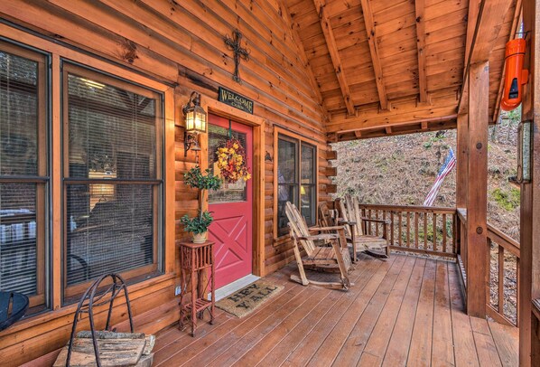 Cherry Log Vacation Rental | 1BR | 1BA | 500 Sq Ft | Steps Required
