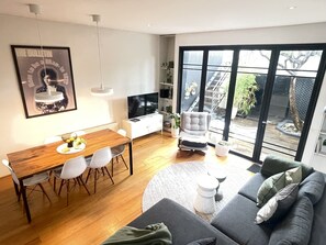 Open plan lounge, dining