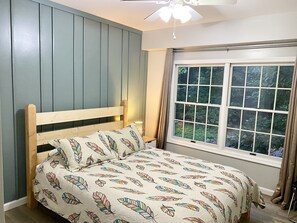 1st bedroom in the main floor with Queen size bed