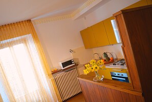 Well equipped kitchen with Lake Como view