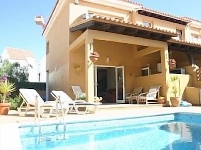 Villa de 2 dormitorios con piscina privada. Cerca de la playa y de la ciudad.