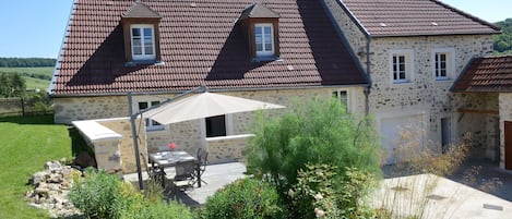 Maison côté cour avec toutes les entrées et la terrasse ainsi que le jardin