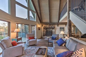 Living Room | Free WiFi | Smart TV | Wood-Burning Fireplace (Wood Not Provided)