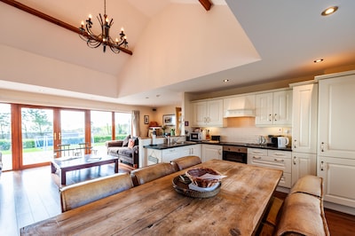 3 BEDROOM , 2 BATH Sleeps 8 - WILD ATLANTIC WAY, WITH OCEAN VIEWS ,KINSALE, CORK