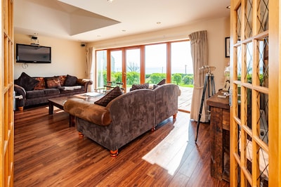 3 BEDROOM , 2 BATH Sleeps 8 - WILD ATLANTIC WAY, WITH OCEAN VIEWS ,KINSALE, CORK