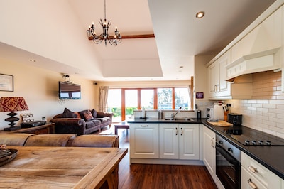 3 BEDROOM , 2 BATH Sleeps 8 - WILD ATLANTIC WAY, WITH OCEAN VIEWS ,KINSALE, CORK