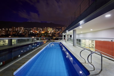 Moderno, Aparta-Studio, Poblado Medellín, A / C, Piscina climatizada en la azotea, balcón