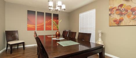 Large dinning room - seats 8