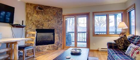 Enjoy your morning cup of coffee while taking in the beautiful mtn views from the living area.