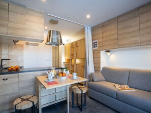 Eigentum, Möbel, Tabelle, Couch, Orange, Beleuchtung, Countertop, Interior Design, Wohnzimmer, Gebäude