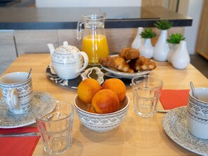 Essen, Geschirr, Tabelle, Dishware, Möbel, Drinkware, Teller, Tasse, Zutat, Servierware