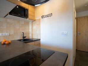 Eigentum, Cabinetry, Countertop, Zapfhahn, Spüle, Sinken, Interior Design, Holz, Flooring, Küche