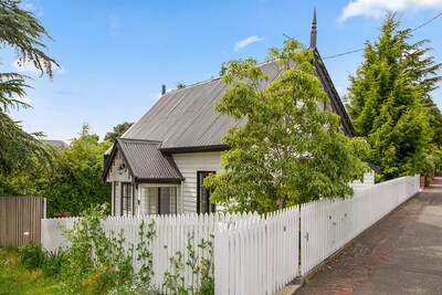 Gatehouse on Stoke is a fully modernised cosy and inviting Heritage cottage.