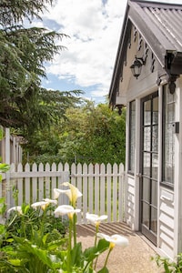 Gatehouse on Stoke is a fully modernised cosy and inviting Heritage cottage.