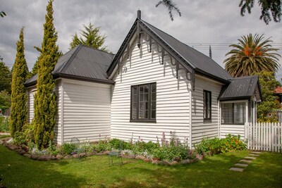 Gatehouse on Stoke is a fully modernised cosy and inviting Heritage cottage.