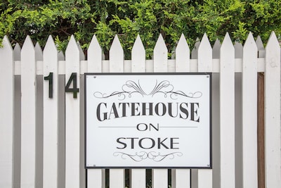 Gatehouse on Stoke is a fully modernised cosy and inviting Heritage cottage.