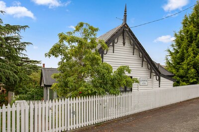 Gatehouse on Stoke is a fully modernised cosy and inviting Heritage cottage.