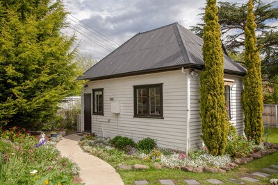 Gatehouse on Stoke is a fully modernised cosy and inviting Heritage cottage.