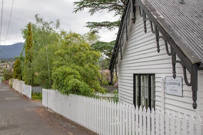 Gatehouse on Stoke is a fully modernised cosy and inviting Heritage cottage.