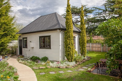 Gatehouse on Stoke is a fully modernised cosy and inviting Heritage cottage.