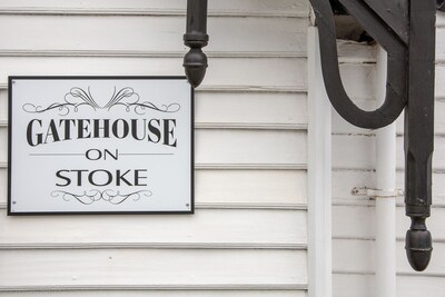 Gatehouse on Stoke is a fully modernised cosy and inviting Heritage cottage.