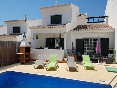 Family villa with private pool, terrace, sun and shade, WIFI. Close to the beach