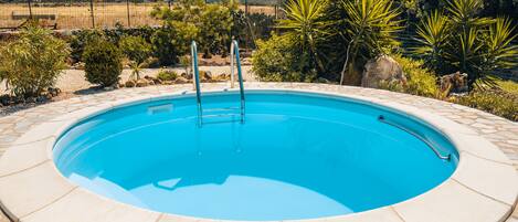 Piscina esterna privata con vista sulla campagna e sulla montagna