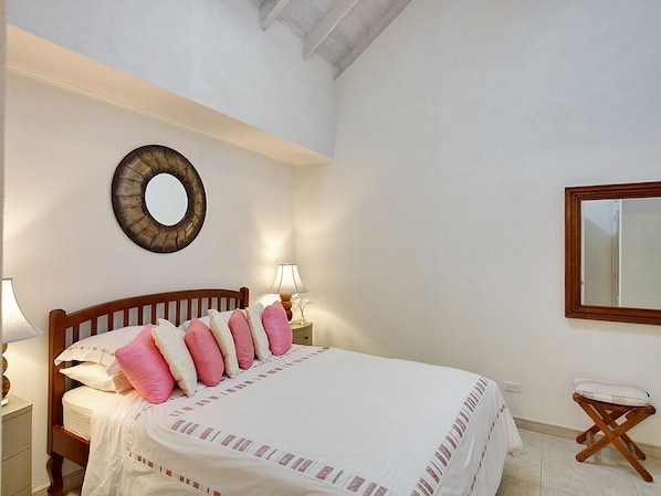 Guest bedroom with Queen bed