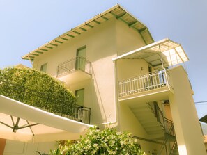House where it is located on the second and last floor "Yellow apartment
