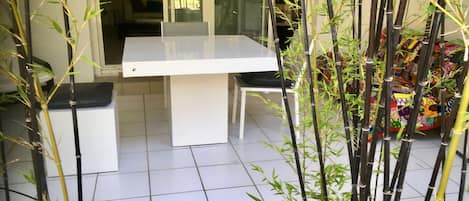 La terrasse côté séjour avec son mobilier contemporain et confortable