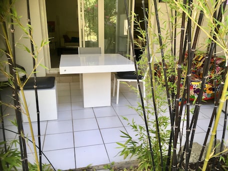 La terrasse cÎté séjour avec son mobilier contemporain et confortable