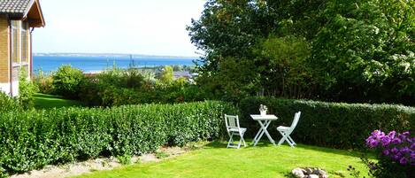 Sonniger Garten mit tollem Blick auf die Flensburger Außenförde