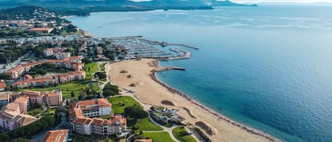 La plage de Miramar et l'accès de la résidence Super Croisette