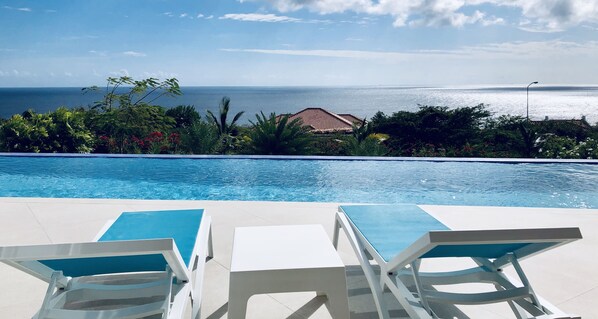 Beautiful breeze all year around, Relax by the pool watch the SunRise/SunSet 