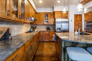Seat 3 more guests at the adjacent island. The chef of the group will appreciate the gas stove, numerous pots & pans, tupperware, spices, slow-cooker and other small appliances.