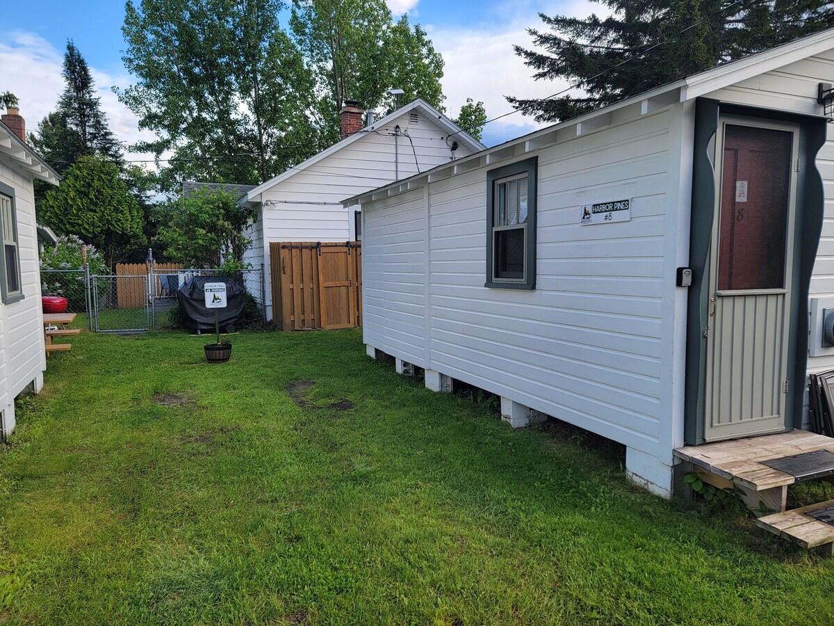Harbor Pines: (Across from Lake Superior) Cozy cabin 30 minutes away from Houghton!