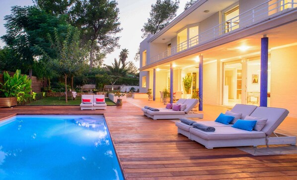 Swimming pool