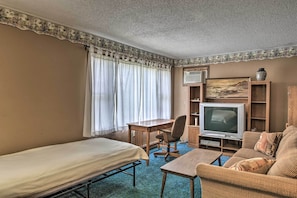 One guest can claim the additional twin bed at night.