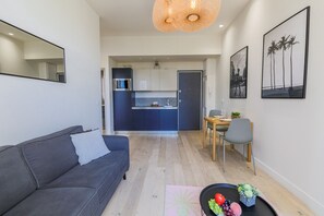 LIVING ROOM / DINING ROOM