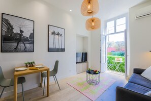 LIVING ROOM / DINING ROOM