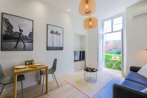 LIVING ROOM / DINING ROOM