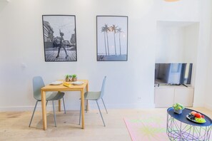 LIVING ROOM / DINING ROOM