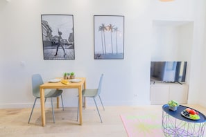 LIVING ROOM / DINING ROOM