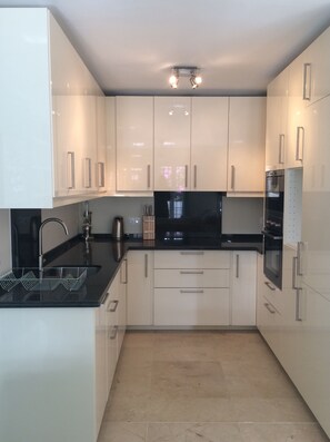 Fully fitted kitchen 