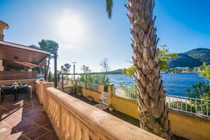 Haus in der Bucht von Alcudia am Meer mit Bergblick