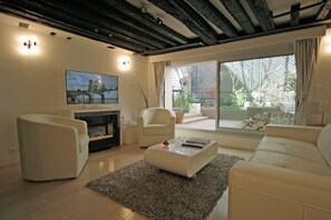 Living-room with 18th century wooden beams and direct access to the terrace