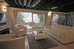Leather sofa, also convertible into an excellent double bed