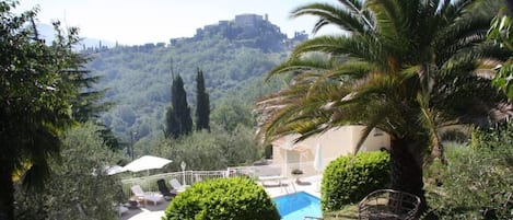 Piscine + vue sur le village de Carros