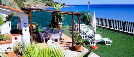 Zona patio sul mare attrezzata